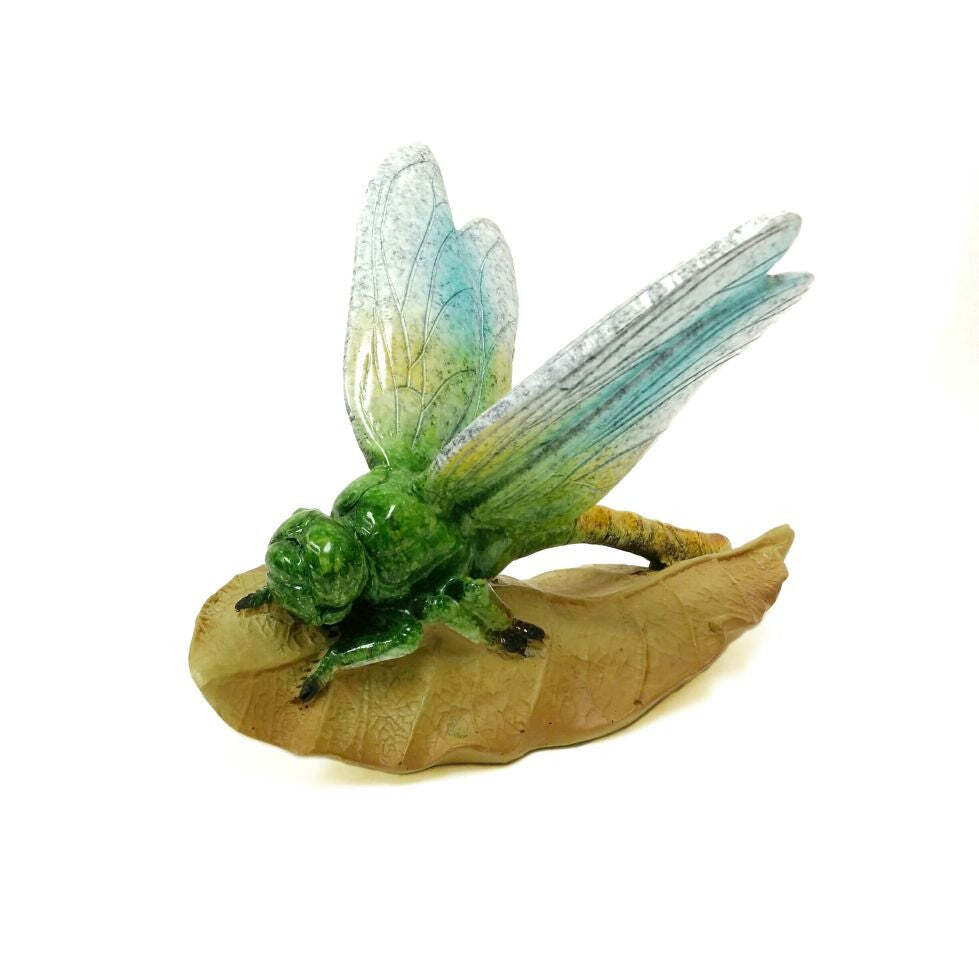 Figura libélula verde en una hoja