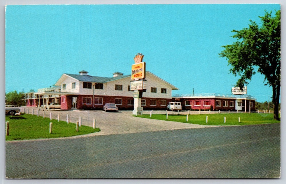 Roadside~Escanaba Michigan~Pioneer Motor Inn Sign & Entrance~Vintage Postcard