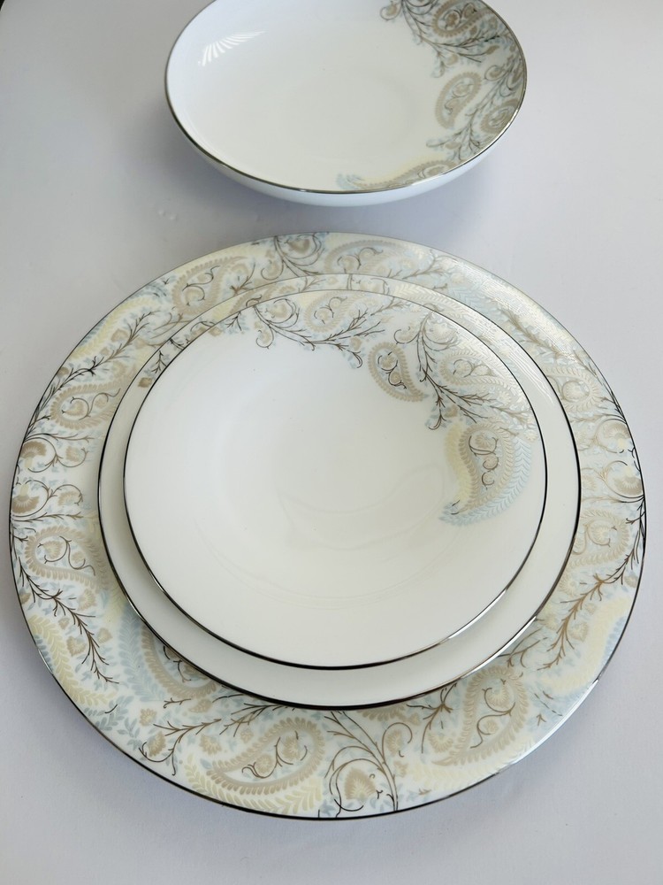 Rare Prouna Fine Bone China 7484 Peridot Plate Set of 4