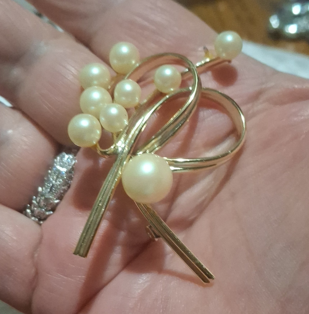 Vtg Gold Tone Bow Brooch Pin Cream Faux Pearl Cluster Clear Rhinestones AP-1
