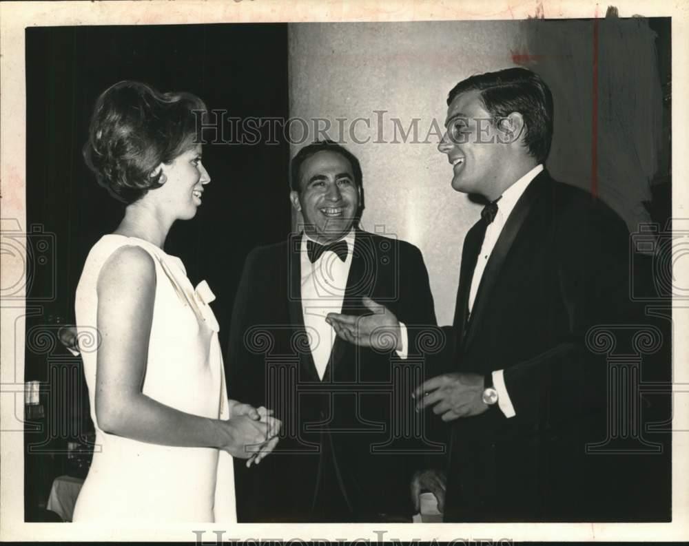 1967 Press Photo Tom Abruzzo chats with colleagues at formal event in New York-image