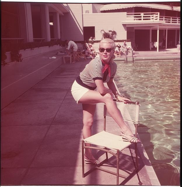 Photo:Lana Turner 1950s Poolside at Resort Swimsuit Sunglasses