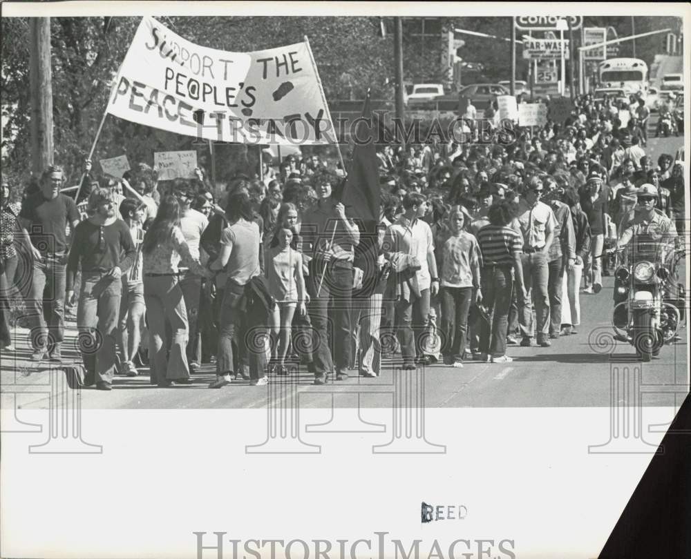 1971 Press Photo Protesters march during antiwar demonstration in Wichita