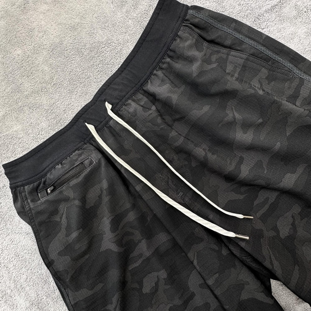 Vuori Running Shorts Mens Large Black Camo Lined Athletic Zip Pocket Training