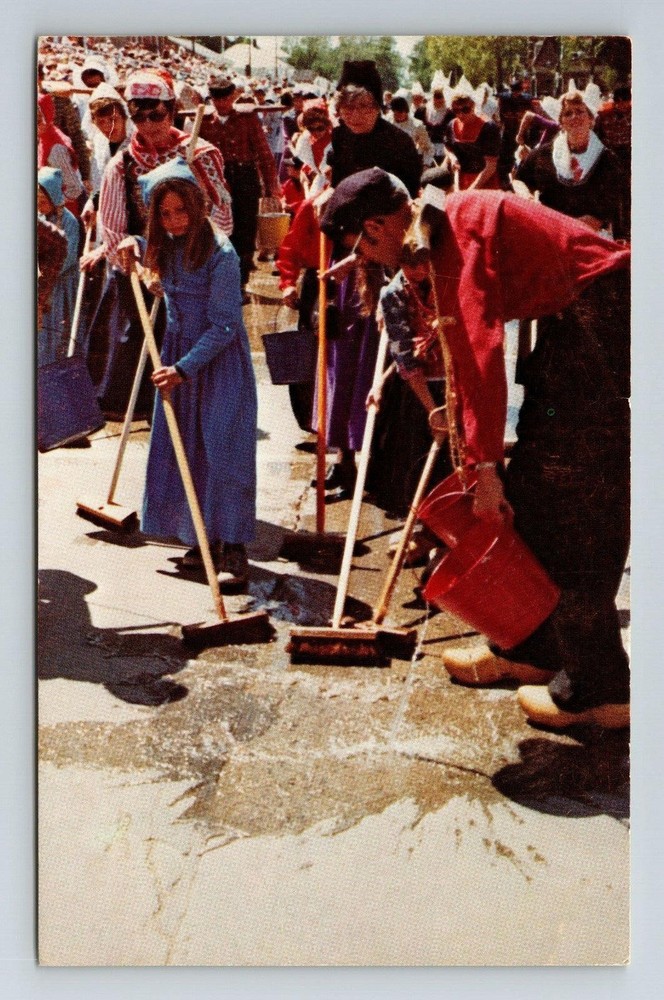 Pella IA-Iowa, Pella's Tulip Festival, Scrubbing The Streets, Vintage Postcard