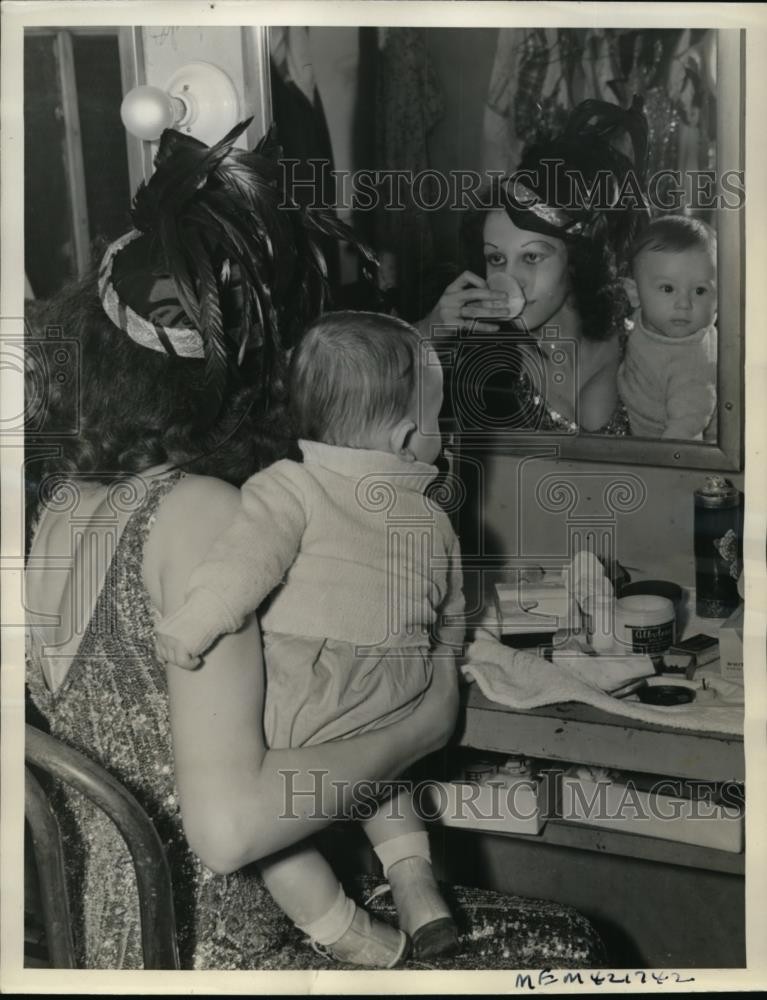1937 Press Photo Donnie & his mom in her dressing room at a theater