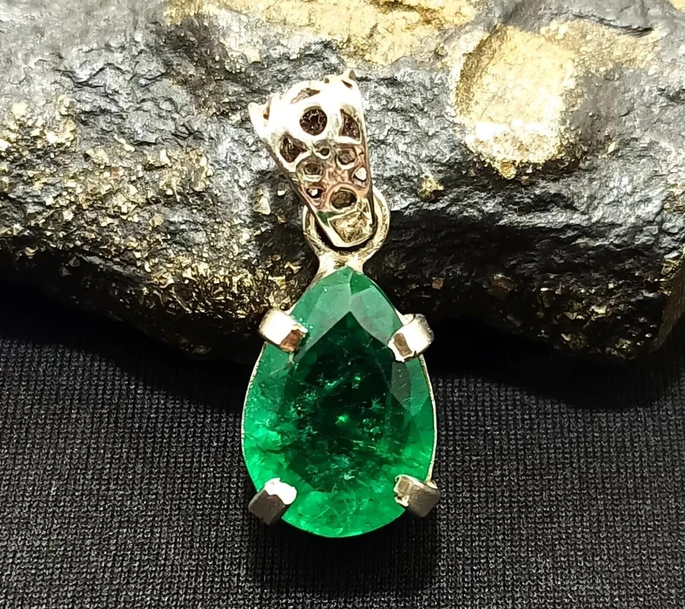 28 Ct Certified Stunning Green Emerald 925 Solid Silver Pendant Loose Gemstone