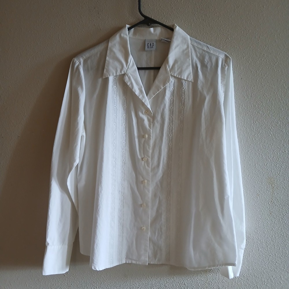 Gap Women's Button down White Long sleeve Shirt in Medium size