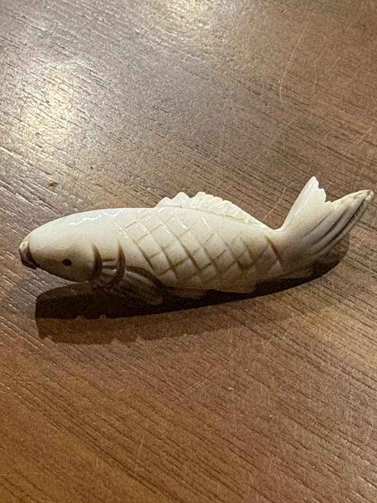 Small Stylish Vintage Asian Carved Resin Fish Brooch/Pin