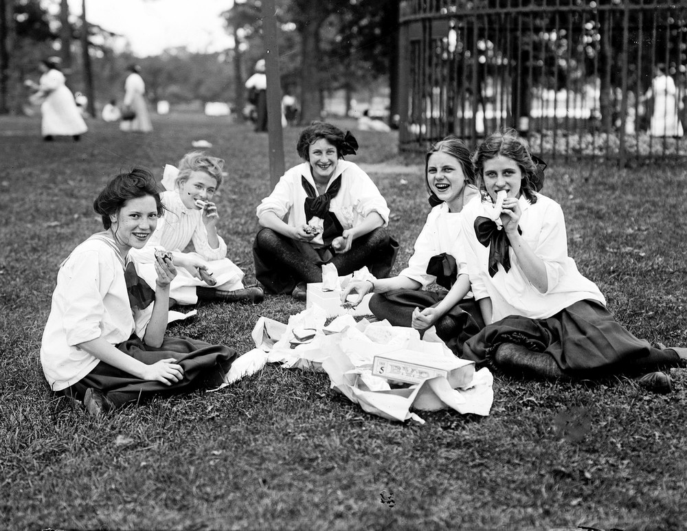 1911 Girls at Pelham Bay Park, Bronx, New York Old Photo 8.5