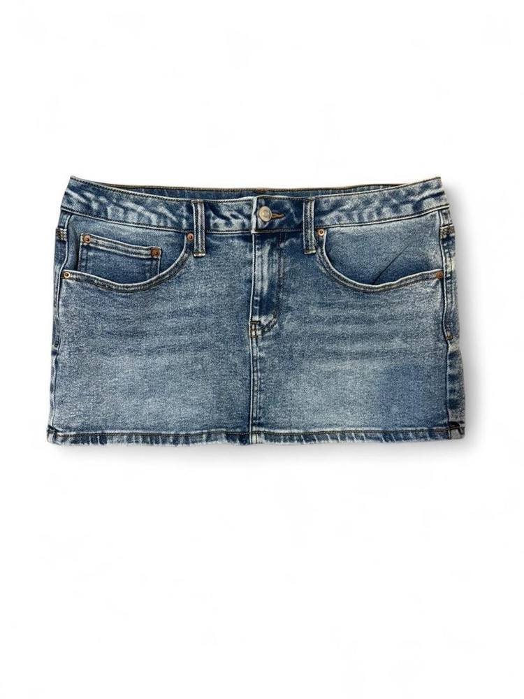 Fashion Nova Women’s Light wash Denim Mini Skirt, Size Medium