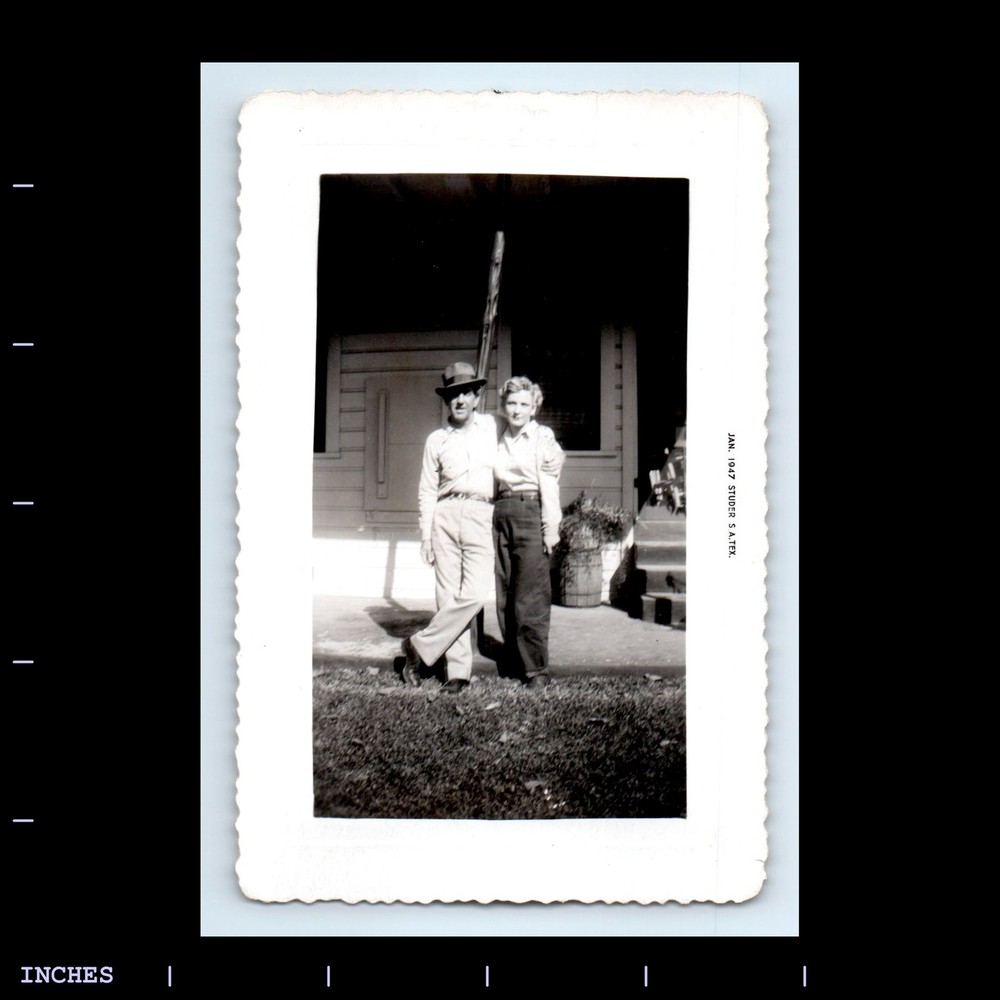 Old Vintage Photo AFFECTIONATE MAN WOMAN COUPLE OUTSIDE HOUSE 1947