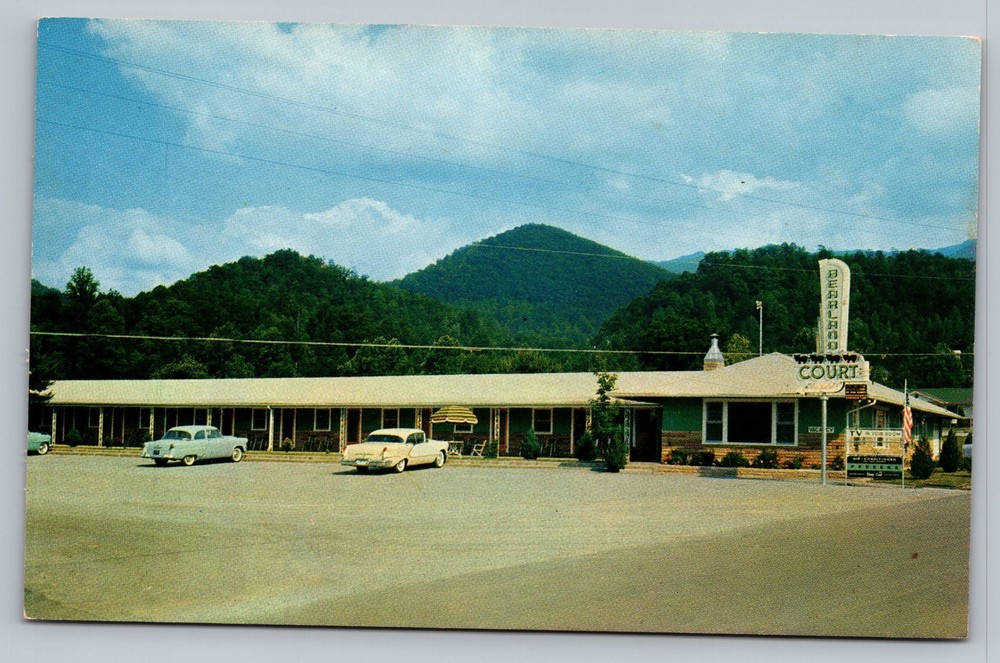 Bearland Court Airport Rd Gatlinburg Tennessee TN Vintage Postcard
