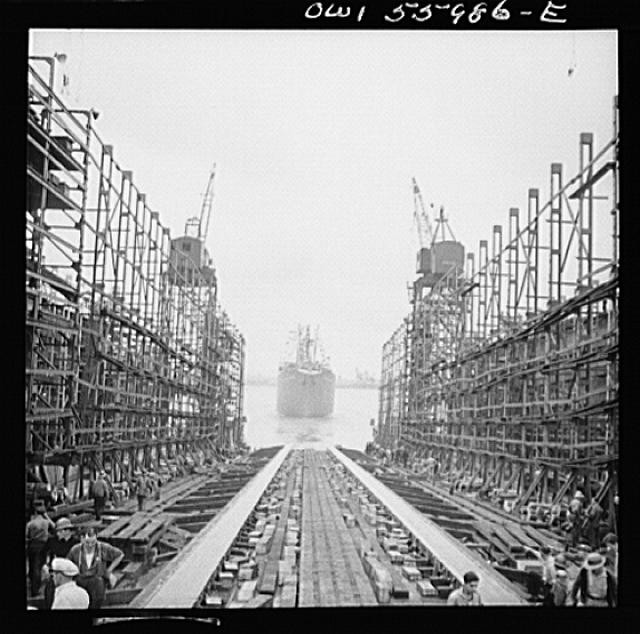 Photo:Shipyard Dry Dock Construction 1930s Launchway Cranes Workers