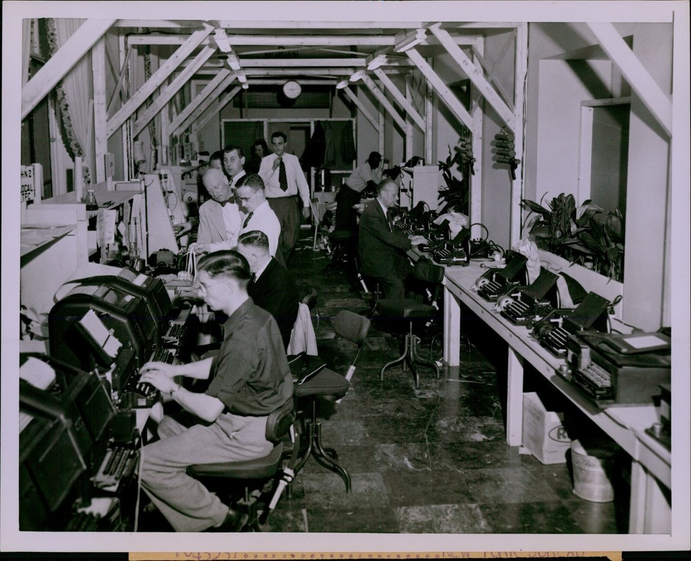 GA35 1953 Original Photo PRESS ACCOMODATED AT BERMUADA HOTEL Journalists Workers-image