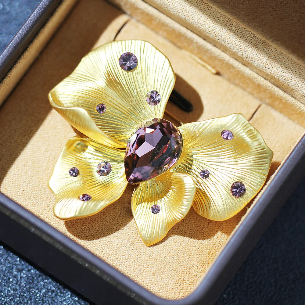 Elegant High-End Crystal Flower Brooch Pin Fashion Accessory