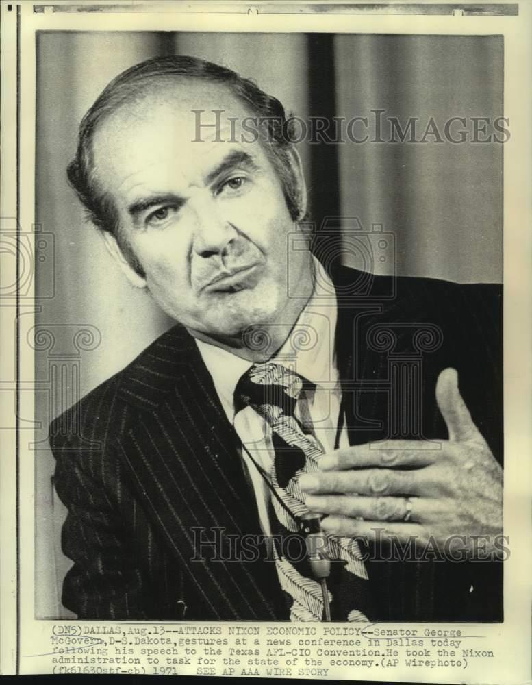 1971 Press Photo Senator McGovern gestures at Dallas news conference.