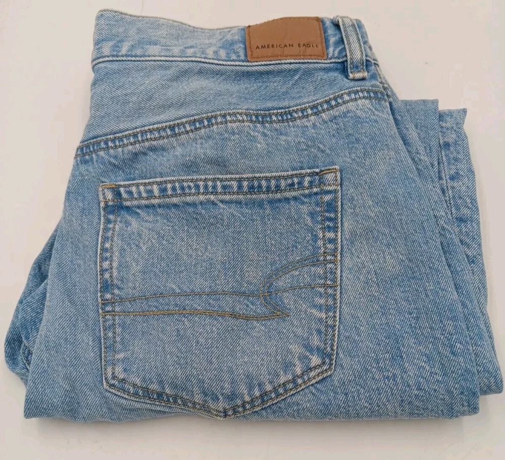 American Eagle Jeans Womens Size 6 Light Blue Mom Jean  Distressed Denim!!!