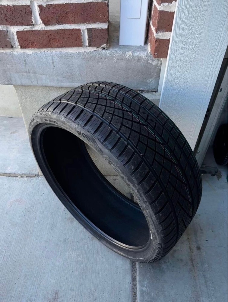 Continental ExtremeContact DWS06 Plus 255/30ZR22 High-Performance All-Season Tire