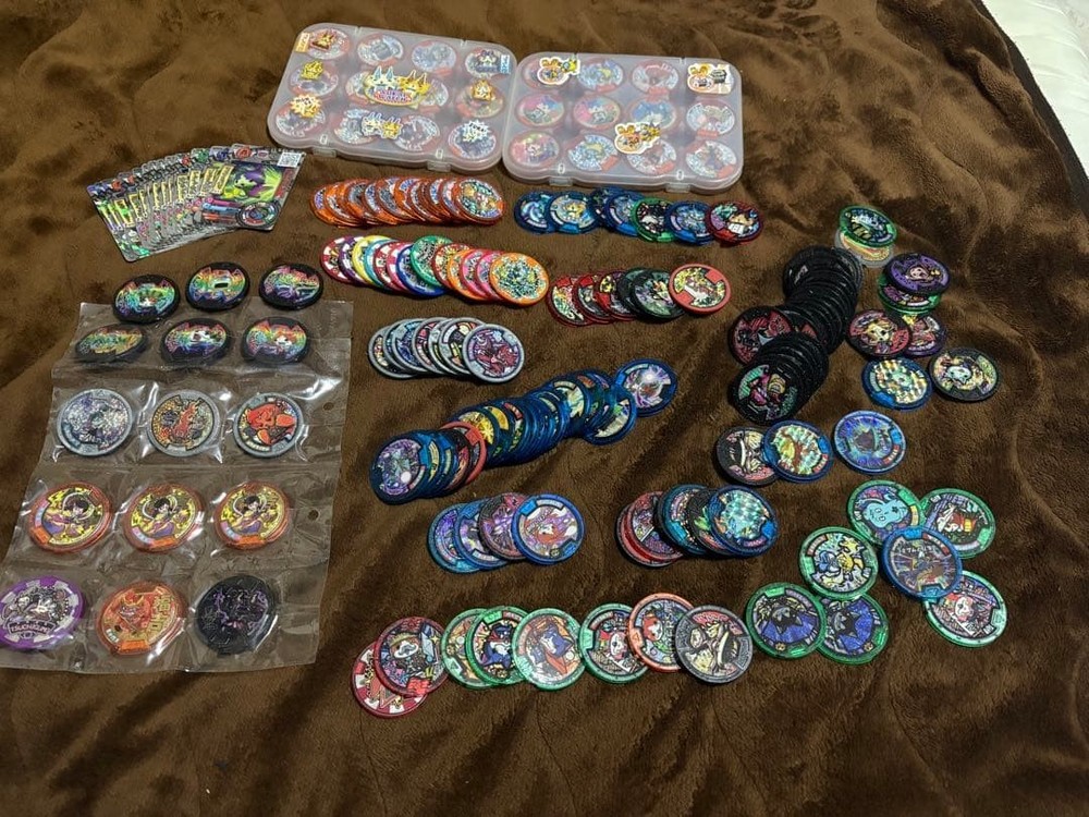 About 500 Yo-kai medals #8e1de5