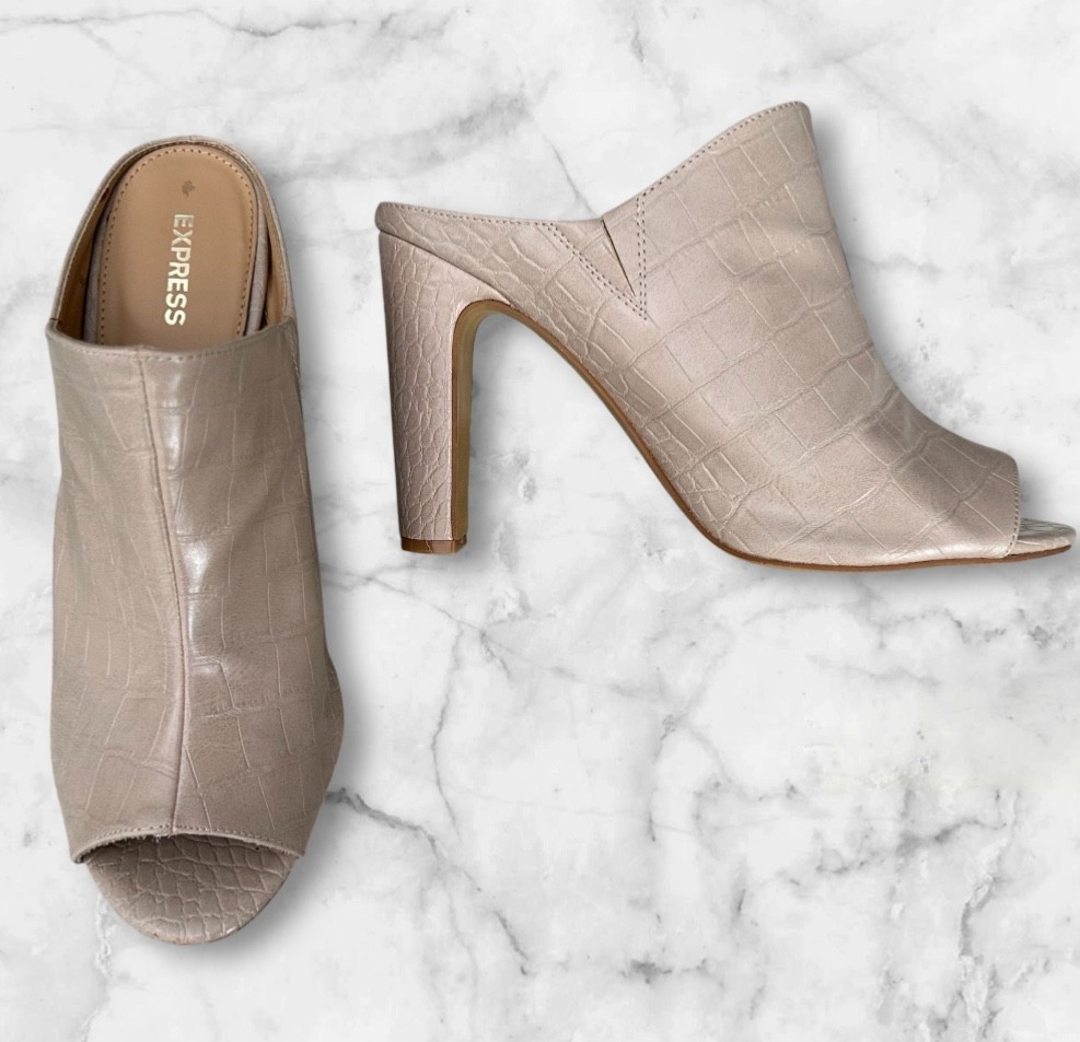Express Croc Embossed Nude Beige Cream Peep Toe Mules Chunky Heels Size 10
