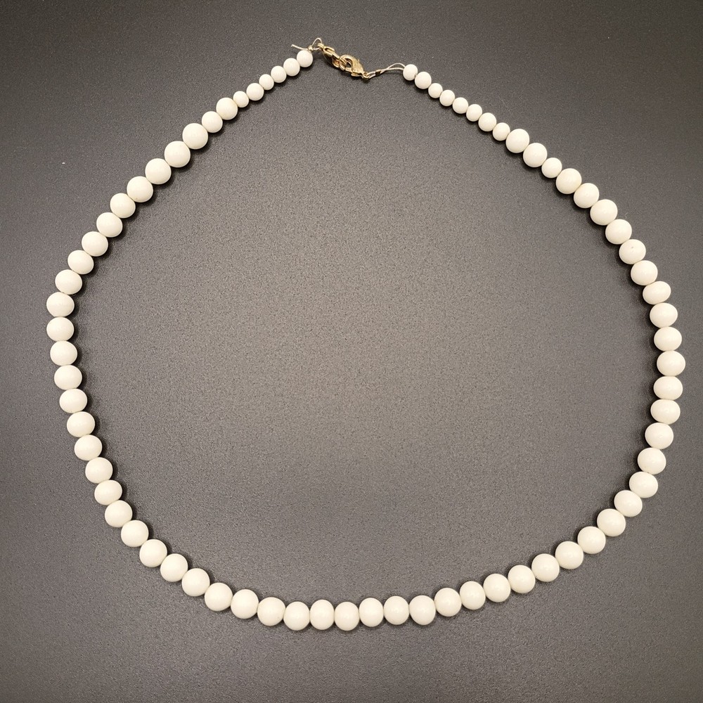 Vintage White Milk Glass Bead Graduated Necklace 18