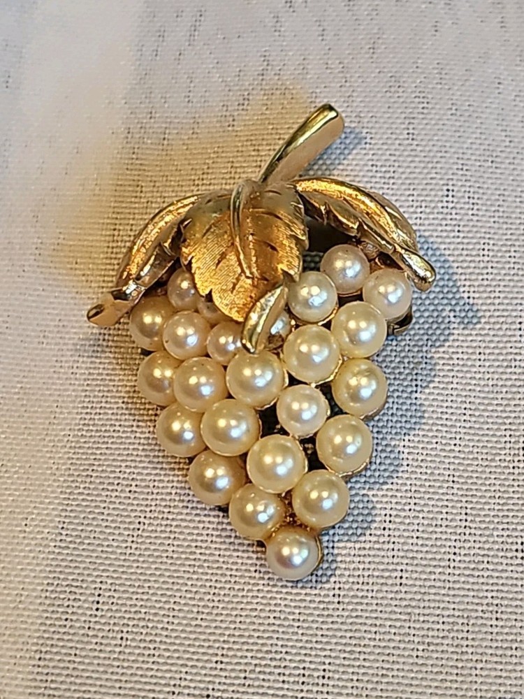 Vintage Crown Trifari Grapes Fruit Bunch Brooch Faux Pearl Clusters Gold Tone,.