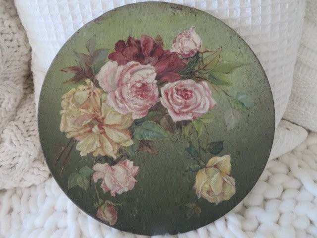 EXQUISITE Old Antique OIL PAINTING PINK & CRANBERRY ROSES on Round Metal Tin