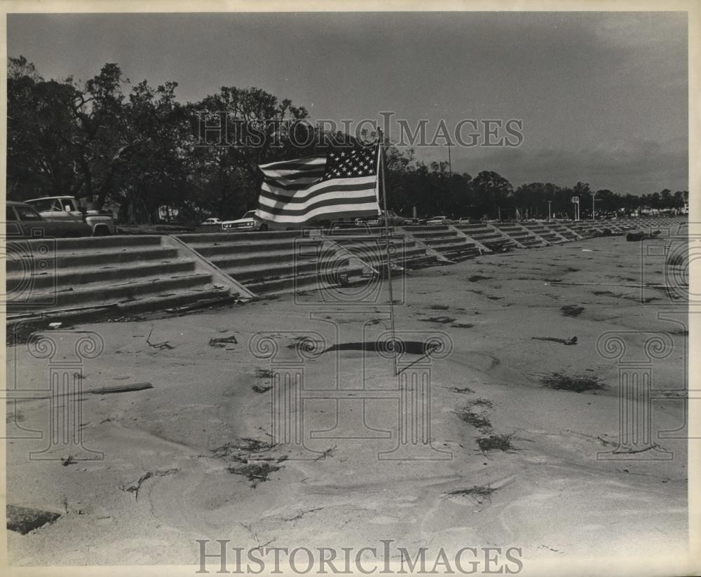 1969 Press Photo American Flag in Gulfport after Hurricane Camille - noa00729