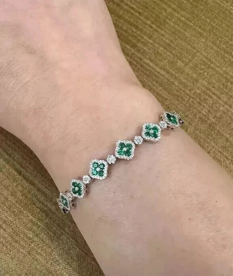 10 ct Round Simulated Emerald Clover 7.5