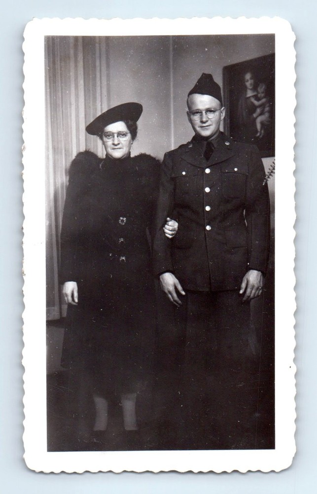 Old Vintage Photo ARMY MAN SOLDIER WOMAN IN LIVING ROOM WW2 1941 SNAPSHOT