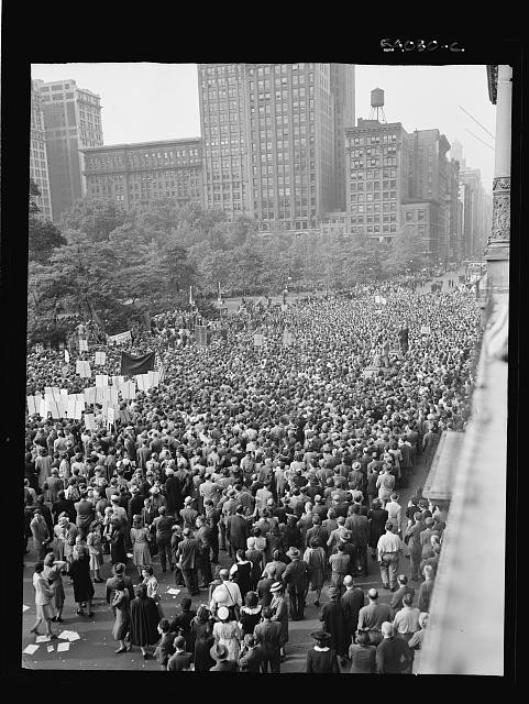 Photo:New York New York 1944 D-Day Crowd at Madison Square