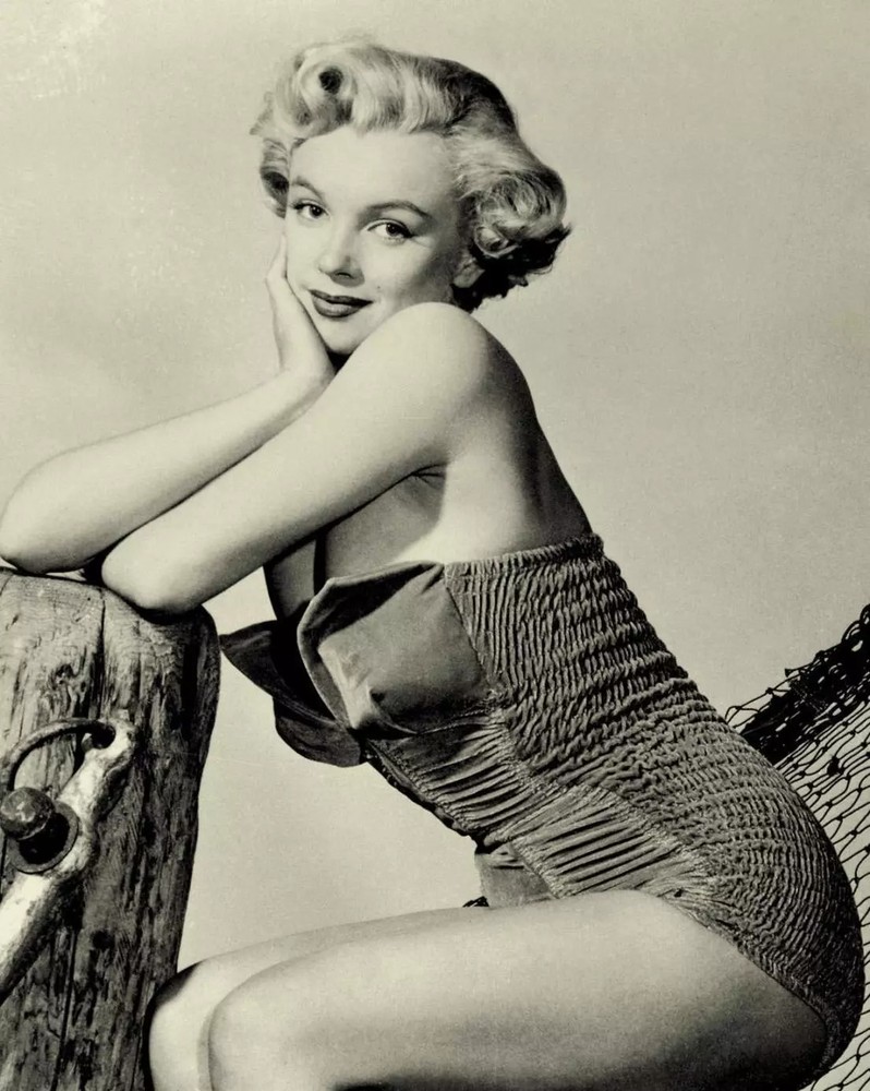 Marilyn Monroe With Hand On Cheek 4x6 Picture Celebrity Print