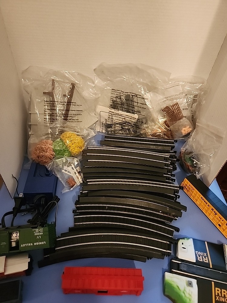 VTG HO Scale Train Set Lot – Life‑Like Track, 5 Cars, Scenery, Accessories –...