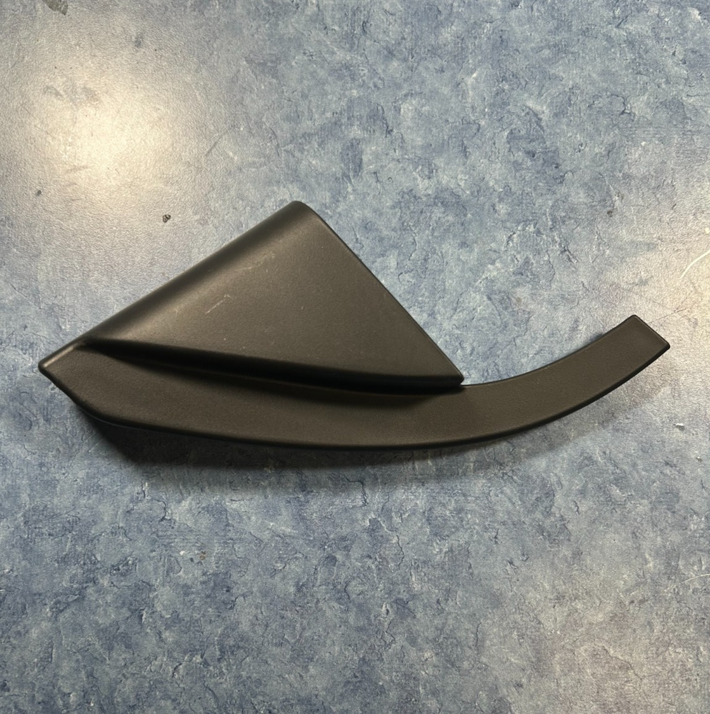 2024 - 2025 CHEVROLET TRAX FRONT RIGHT PASSENGER SIDE DOOR CORNER COVER TRIM OEM