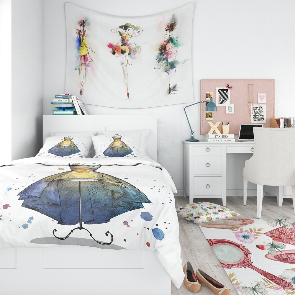 Designart 'Mannequin with Long Dress' Abstract Bedding Set -