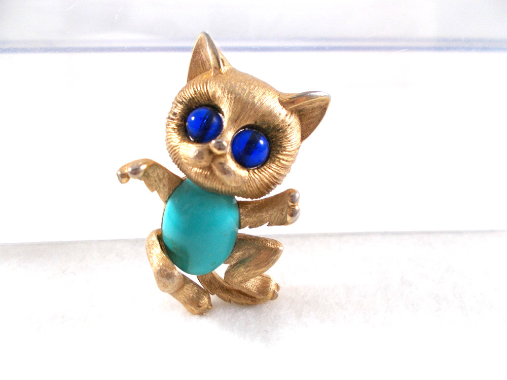 VTG Trifari Jelly Belly Cat Kitten Brooch Pin with Blue Glass Eyes