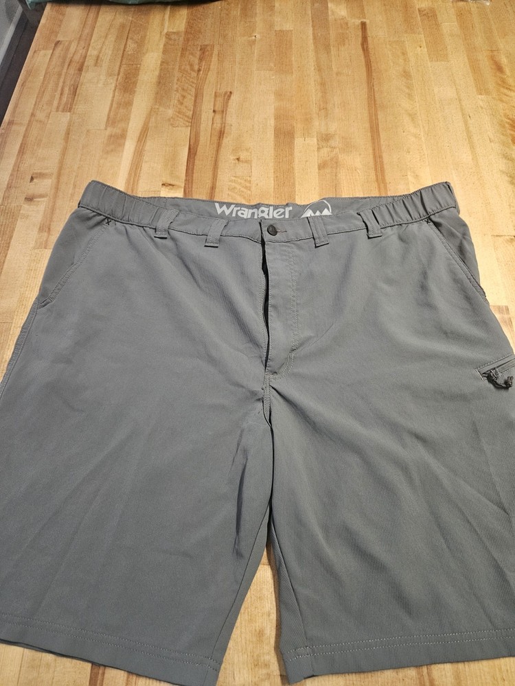 Wrangler branded men's outdoor or hiking shorts in a gray color. Sz 46