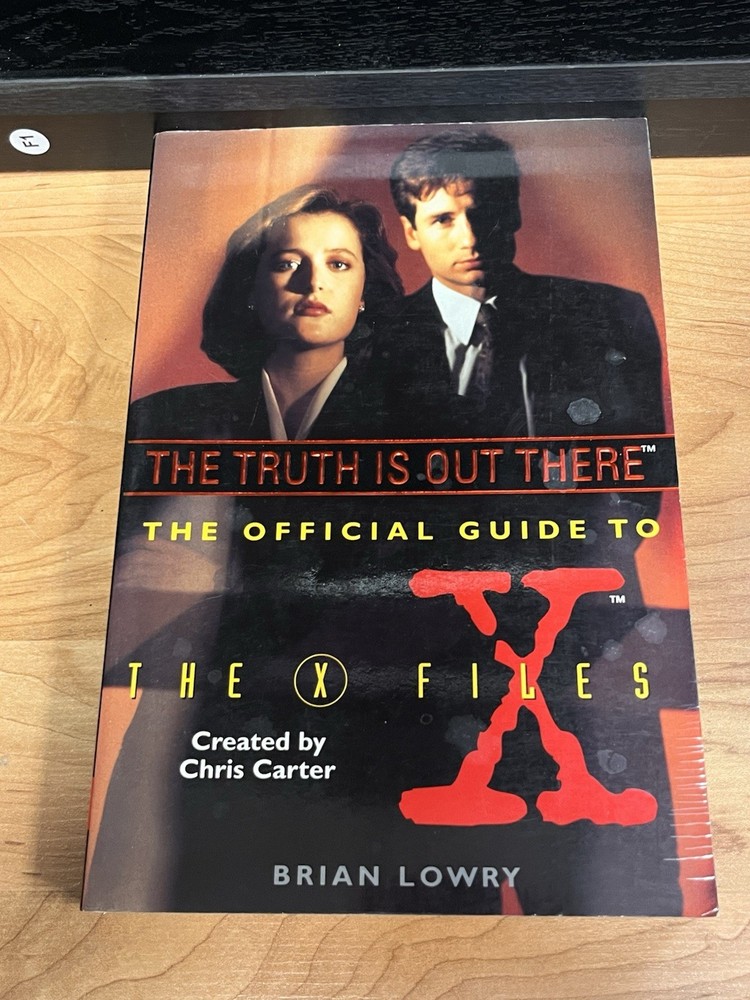 Truth Is Out There Vol. 1 : The Official Guide to the X Files,  (Paperback)