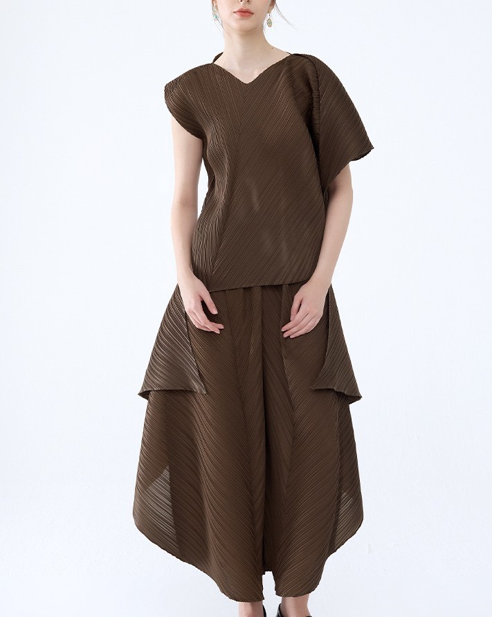 ISSEY MIYAKE drop-sleeved V-neck T-shirt top + loose wide-leg pants Brown