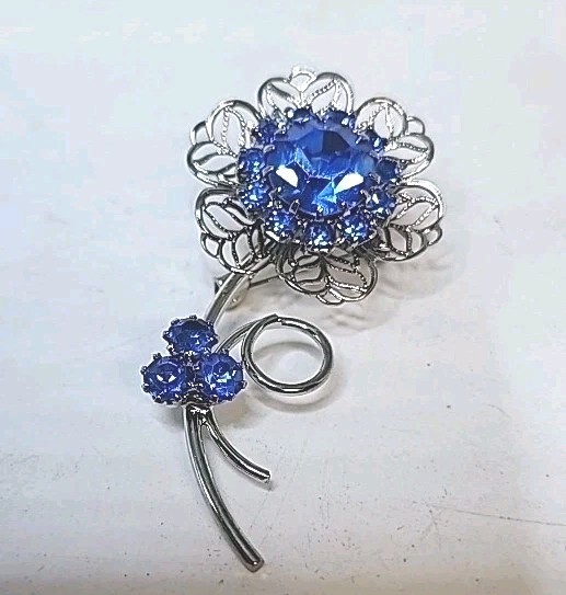Vtg Floral Brooch Blue Glass Rhinestone Prong Set Filigree Flower Silvertone Pin