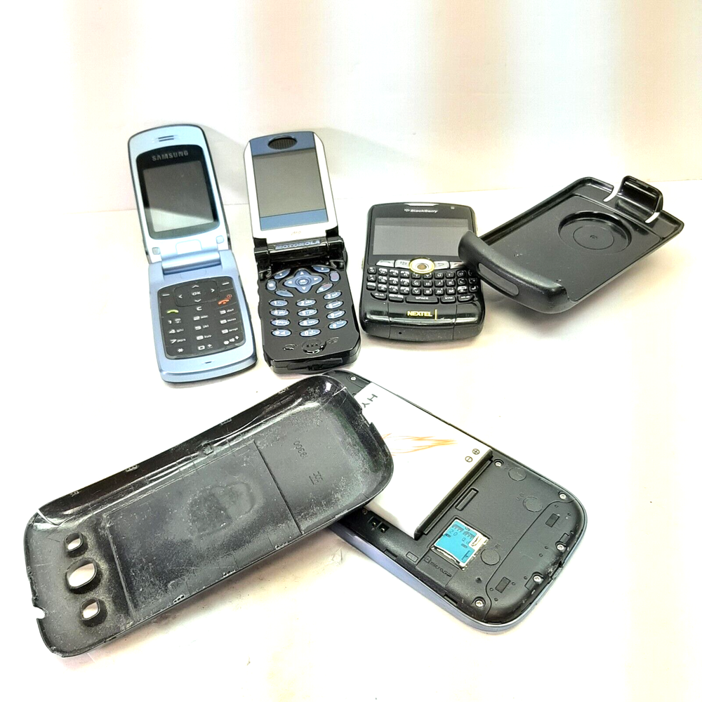 Mixed lot of 4 Different Vintage Cell Phones Samsung BlackBerry Moto UNTESTED M2