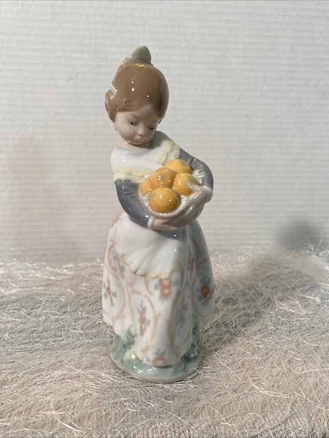 Vintage Lladro Valencia Girl Holding Oranges #4841 Porcelain Figurine Spain