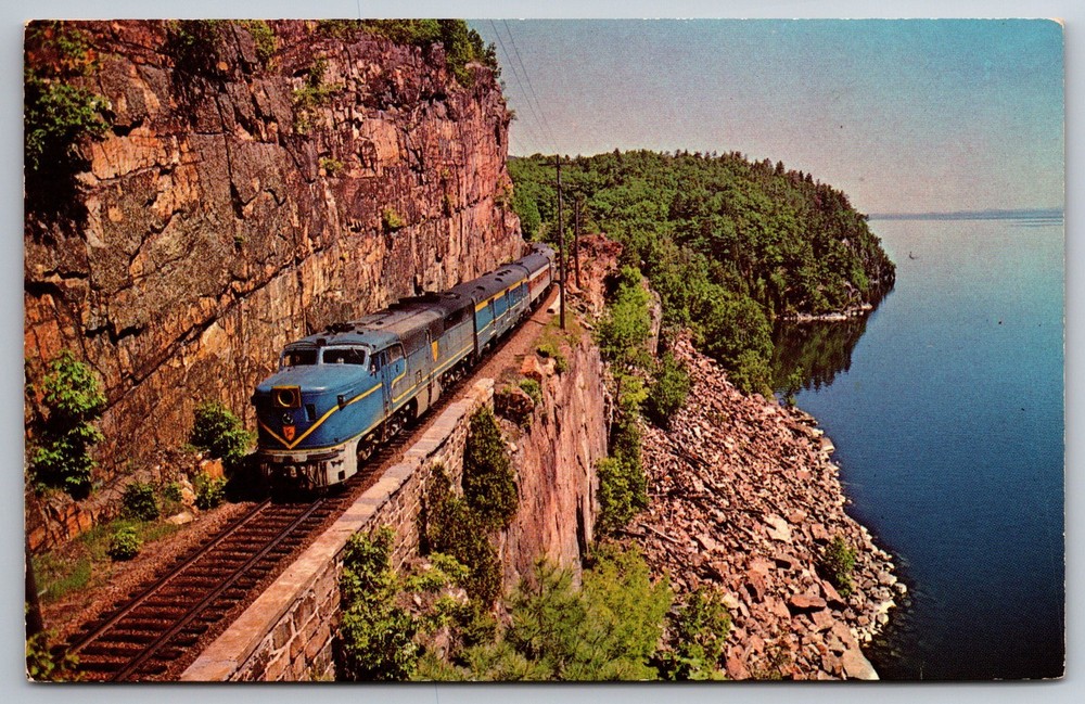 The Laurentian Delaware & Hudson Passing Thru Red Rocks Postcard Z1