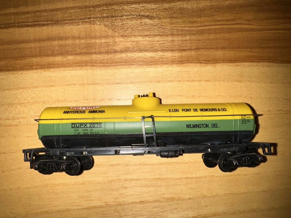 Model Power DuPont HO Scale Tank Car DUPX 2675 Yellow Green Black