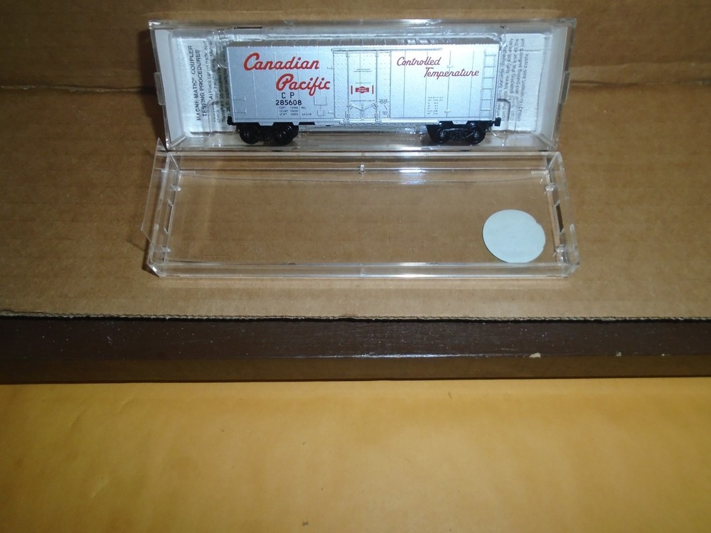 Micro Trains #74040/1 40' Standard Plug Door Boxcar - Cp Rail #Cp285608 N