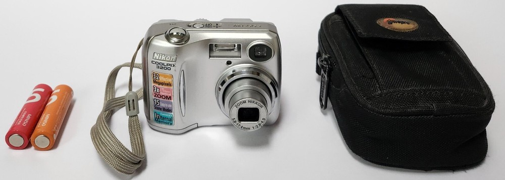 Nikon COOLPIX 3200 E3200 3.2MP Digital Camera Silver Tested W/ Batteries & Case