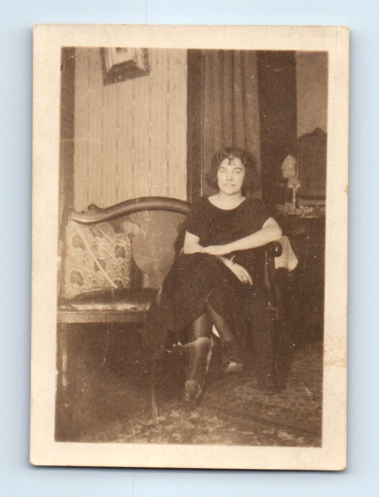 Old Vintage Photo SOLO LEGGY WOMAN SITTING IN LIVING ROOM ORIGINAL SNAPSHOT