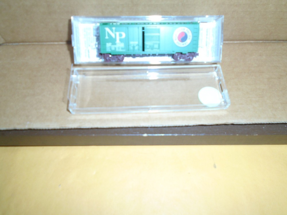 Micro Trains #22090 40' Combo Door Boxcar - Northern Pacific #Np 8133 N (#2)