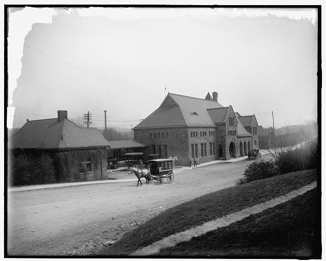 Photo:Ann Arbor Michigan Central Railroad Station 1900s Horse Carriage
